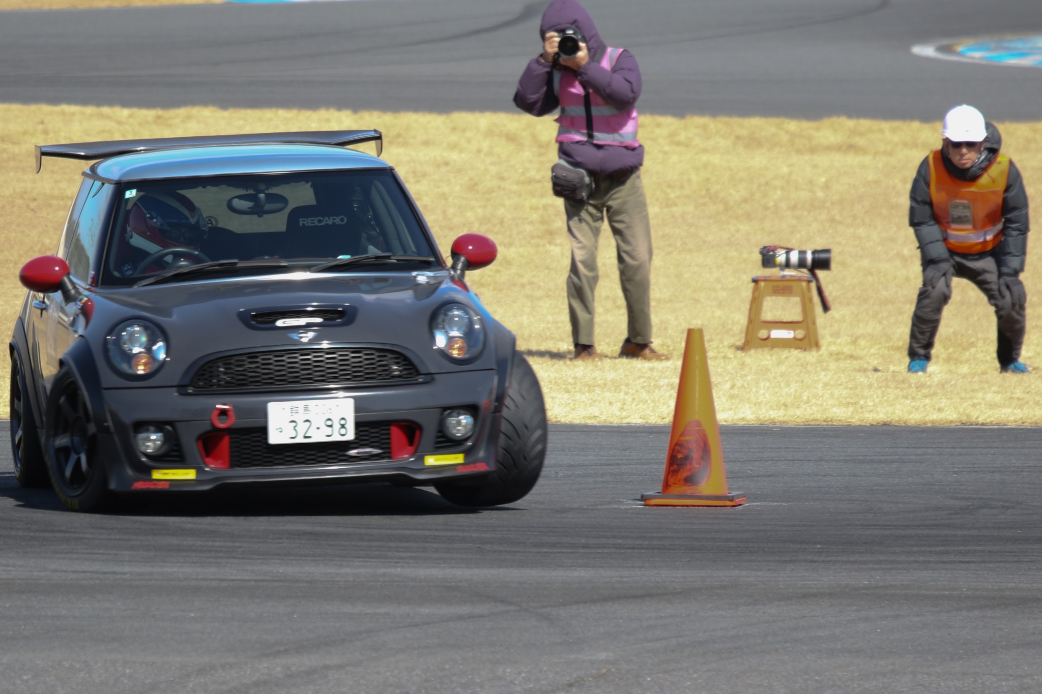 オフィシャルカメラマンとコースマーシャル